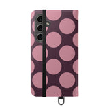 Samsung Galaxy S24 Portemonneehoesje van veganistisch leer - Pink Plum Polka Dot-ontwerp