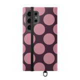 Samsung Galaxy S24 Ultra Portemonneehoesje van veganistisch leer - Pink Plum Polka Dot-ontwerp