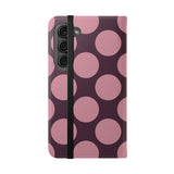 Samsung Galaxy S23 Portemonneehoesje van veganistisch leer - Pink Plum Polka Dot-ontwerp